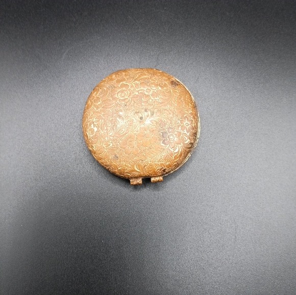 GUC Gold Vintage Etched Floral Design Small Compact! - Picture 4 of 6